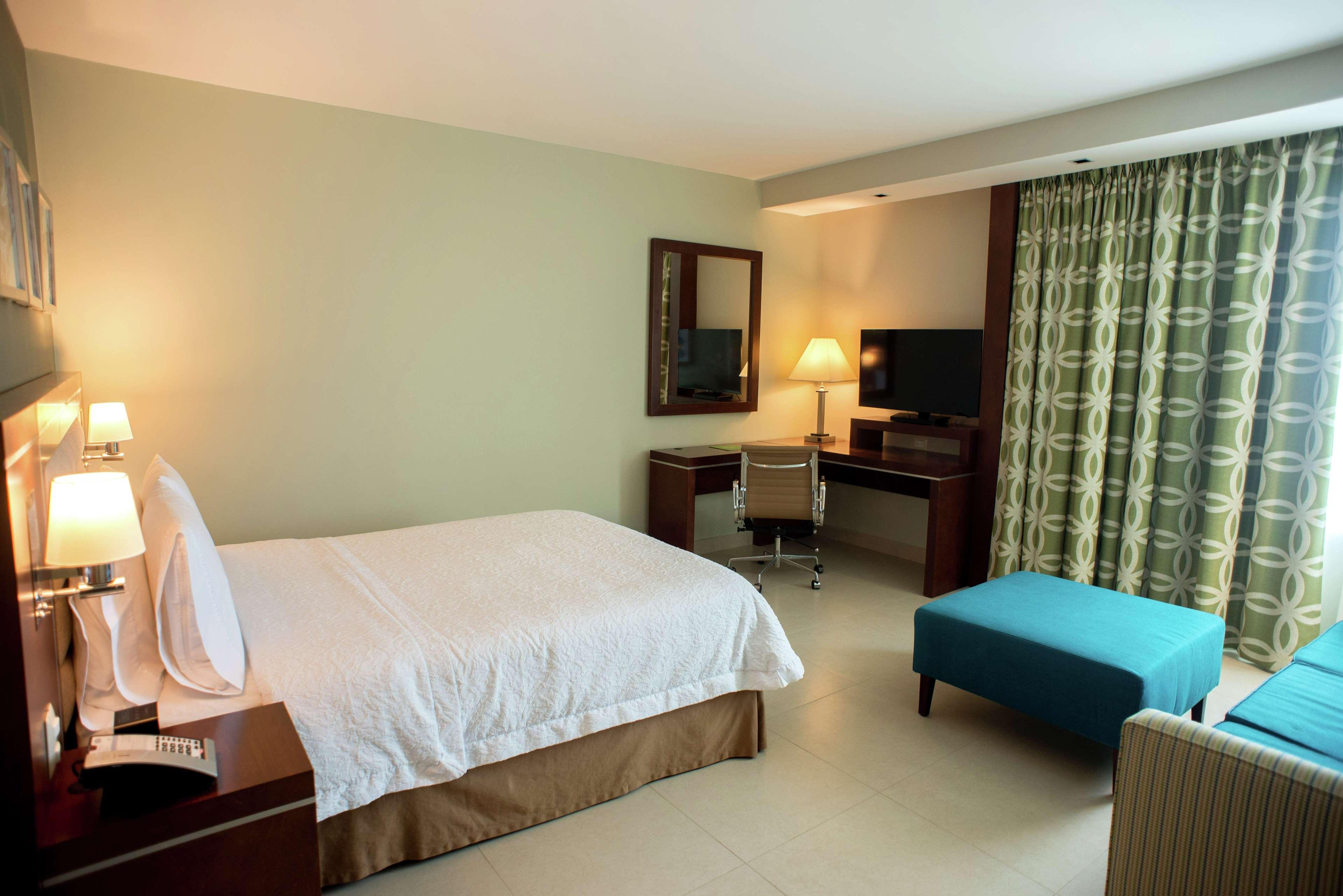 Hampton Inn By Hilton Merida Ngoại thất bức ảnh