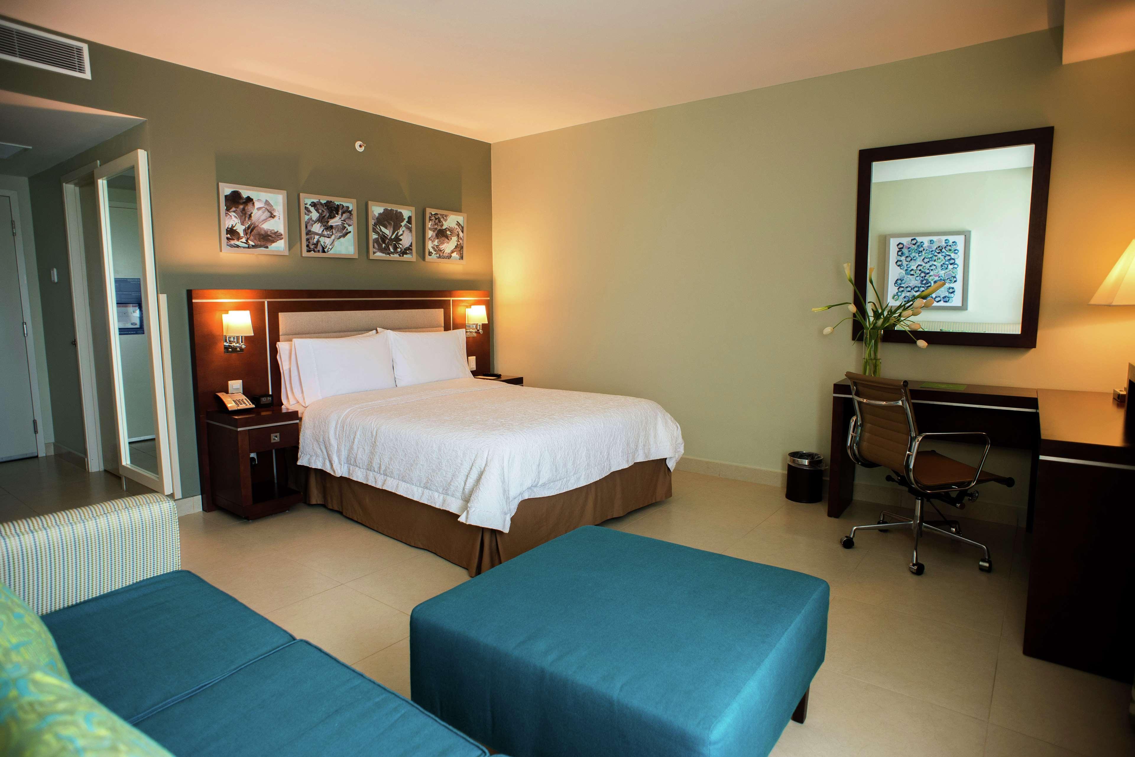 Hampton Inn By Hilton Merida Ngoại thất bức ảnh