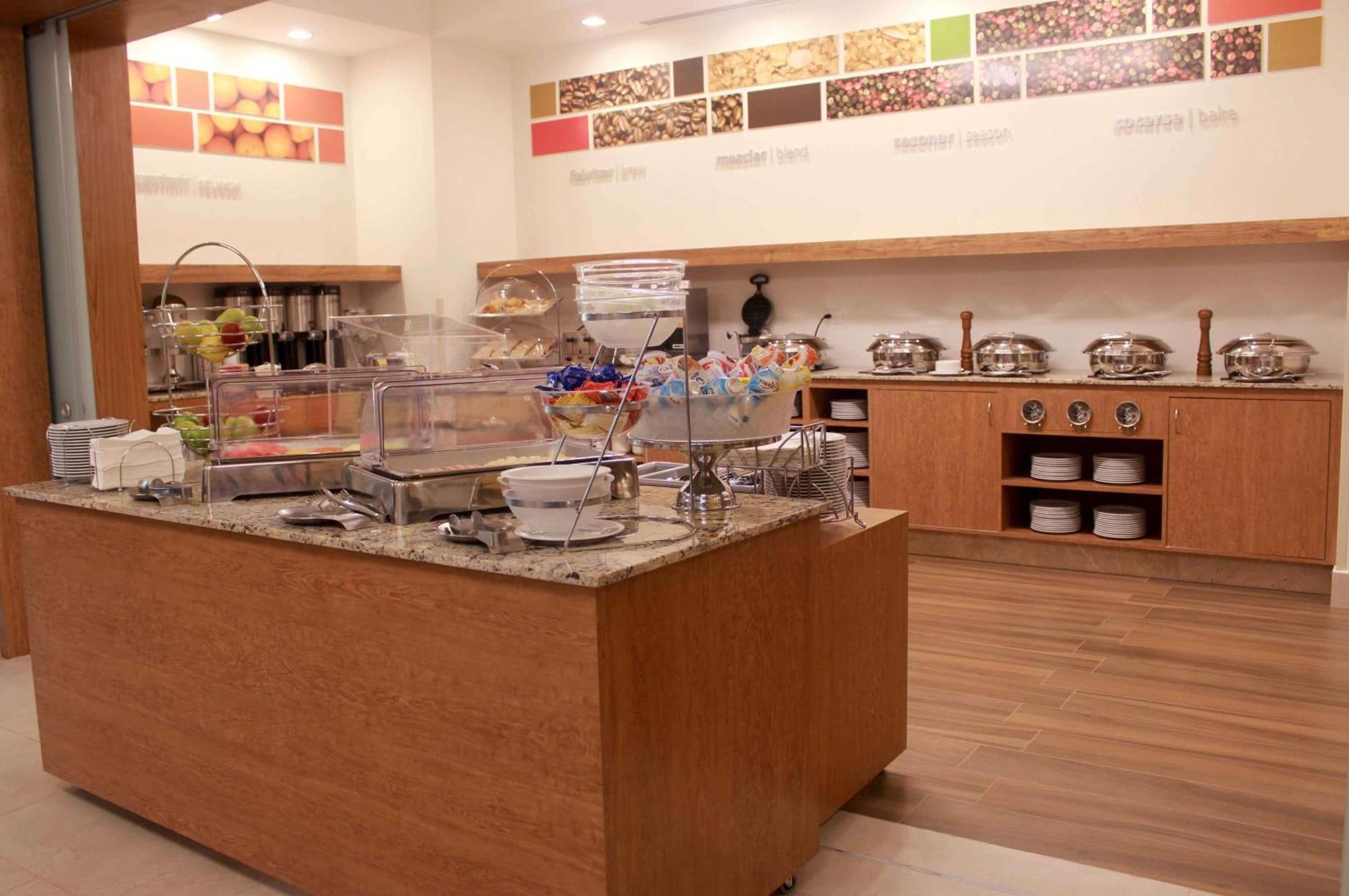 Hampton Inn By Hilton Merida Ngoại thất bức ảnh